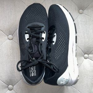 LIKE NEW UA sneakers